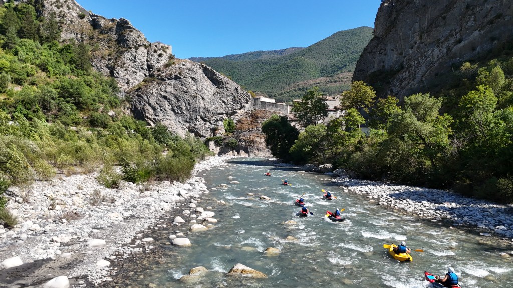 arrivée sur la citadelle d'entrevaux en sortie kayak